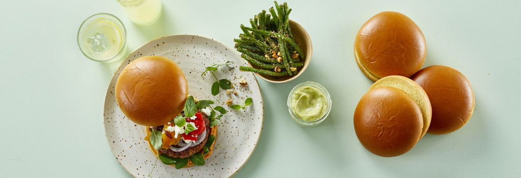 216250 Brioche Style Burgerbolle, skåret_miljø2024