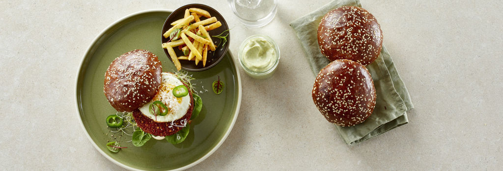 225743 Burgerbolle Pretzel Style, skåret_miljø2024