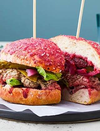 Hjemmelavet pink burgerbolle med sesam | Nem opskrift